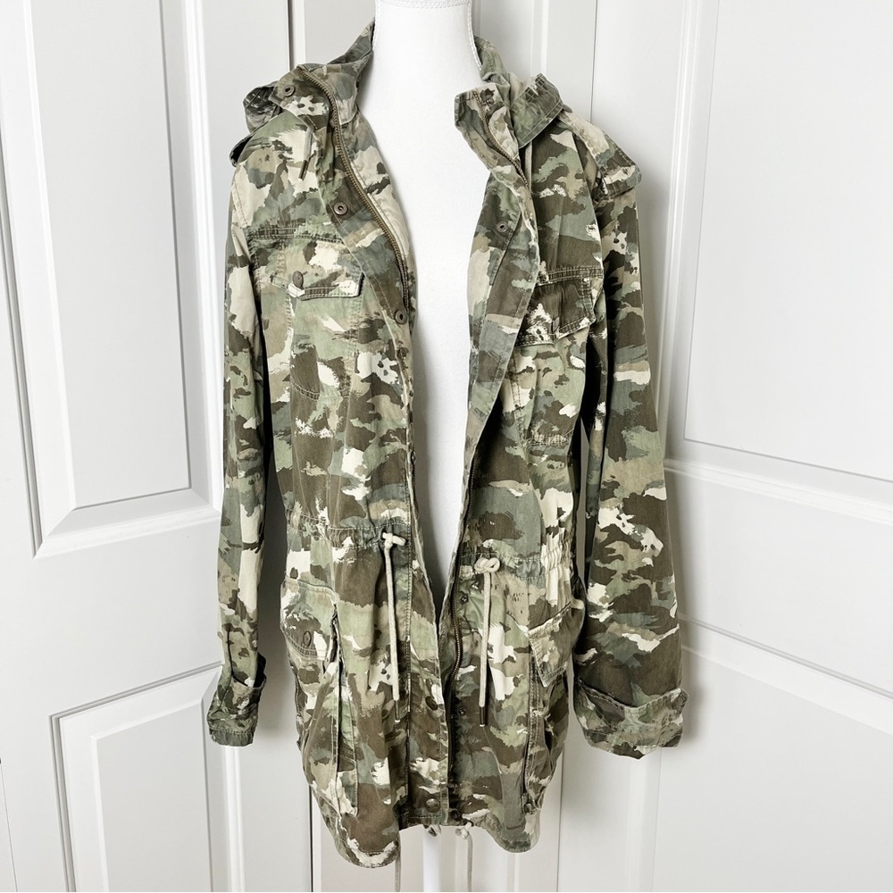 Aritzia Talula Hooded Camouflage Print Utilitarian Cargo Jacket - Size Medium - Picture 6 of 16